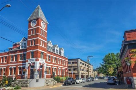 COMPLETE Guide to Visiting Duncan, BC + 15 Fun .